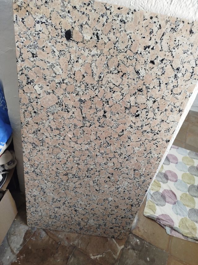 Placa de mármol con vetas rosadas y negras