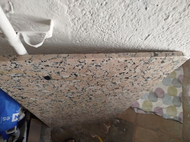 Placa de mármol con vetas rosadas y negras