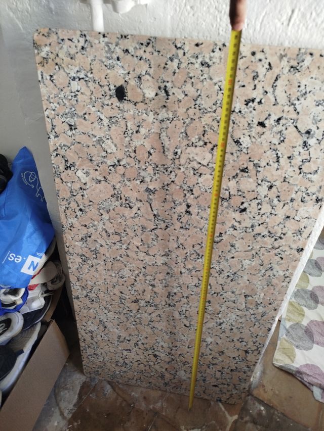 Placa de mármol con vetas rosadas y negras