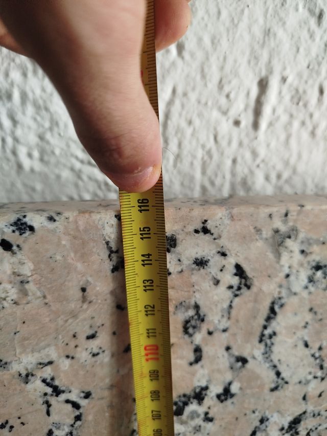 Placa de mármol con vetas rosadas y negras