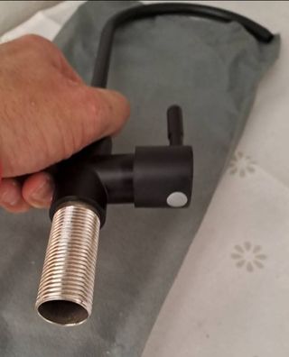 Rubinetto acqua nero