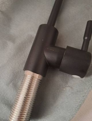 Rubinetto acqua nero