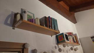 Mensole in legno con supporti metallo