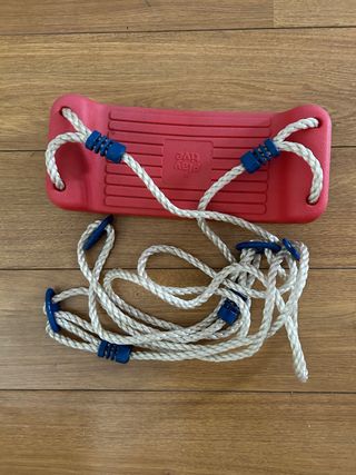 Columpio infantil rojo con cuerdas