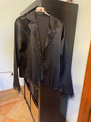 Chaqueta de raso negra con plumas