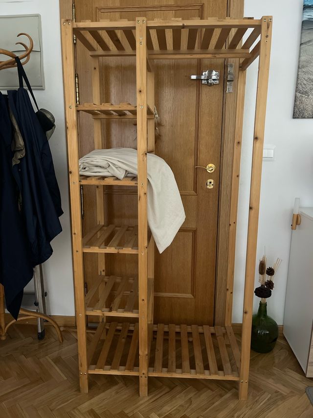 Mueble de madera con estantes