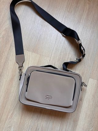Bolso Parfois marrón claro con correa negra