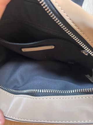 Bolso Parfois marrón claro con correa negra