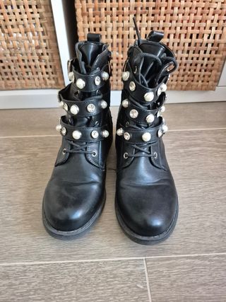 Botines negros con perlas y tachuelas