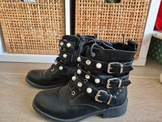 Botines negros con perlas y tachuelas