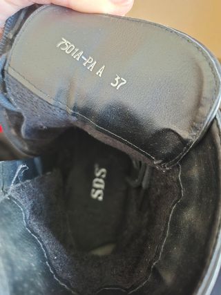 Botines negros con perlas y tachuelas