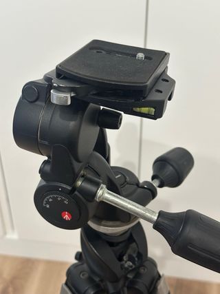 Trípode Manfrotto 055 con rótula 808RC4