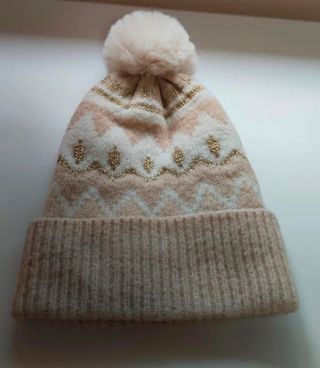 Gorro de invierno beige y dorado