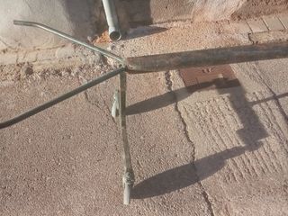 Portarrollos césped artificial metal, desmontable.