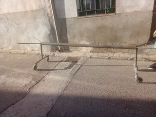 Portarrollos césped artificial metal, desmontable.