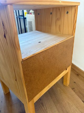 Mesita de noche de madera natural