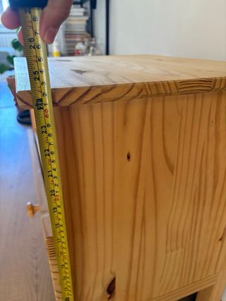 Mesita de noche de madera natural