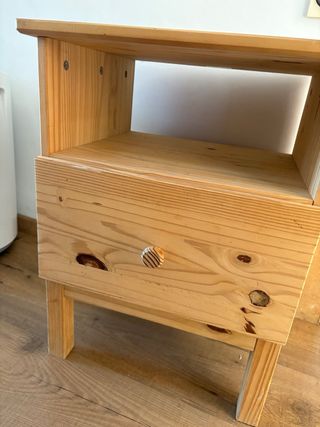 Mesita de noche de madera natural