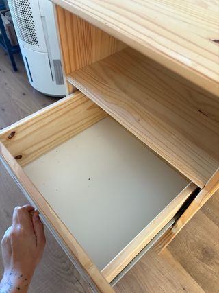Mesita de noche de madera natural