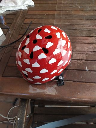 Casco bici/patines niña rojo nubes