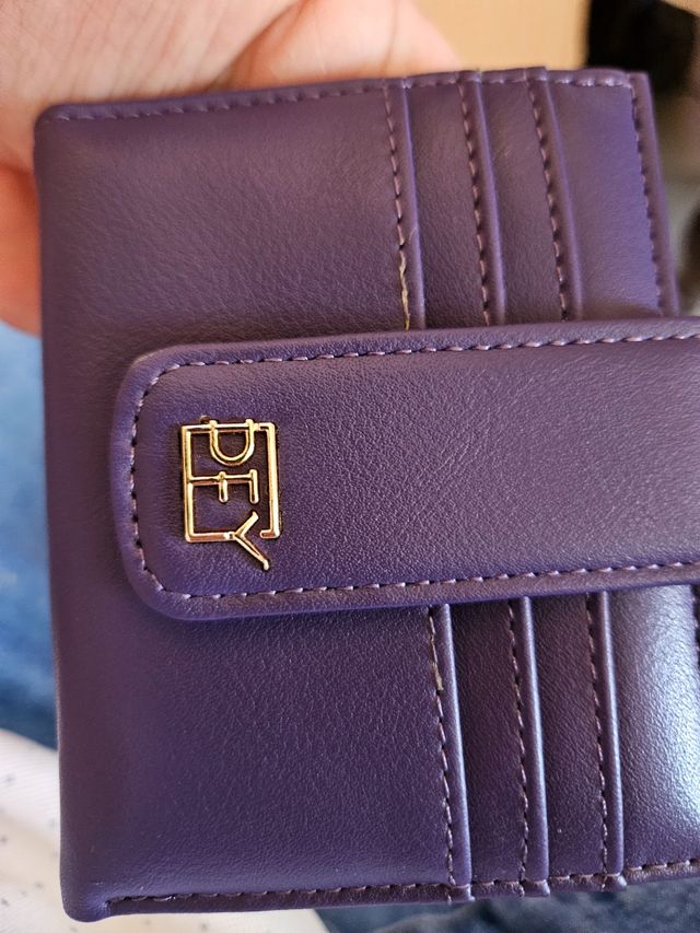 Portafoglio viola con logo dorato. GANGA. Ideale per i Re Magi