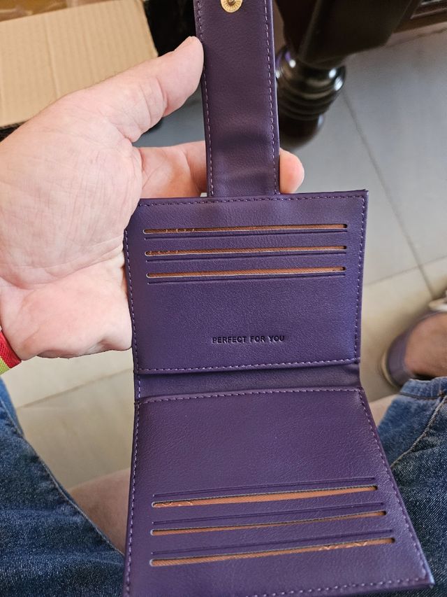Portafoglio viola con logo dorato. GANGA. Ideale per i Re Magi