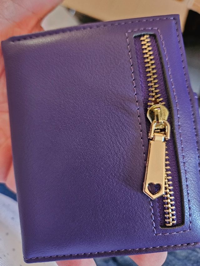 Portafoglio viola con logo dorato. GANGA. Ideale per i Re Magi