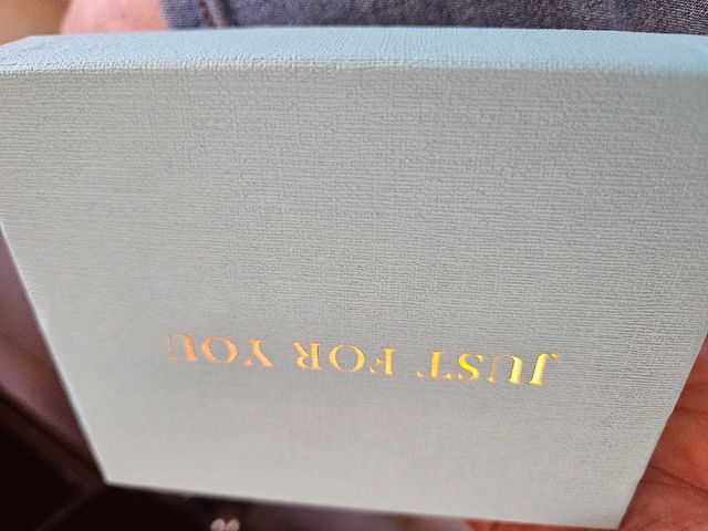 Portafoglio viola con logo dorato. GANGA. Ideale per i Re Magi