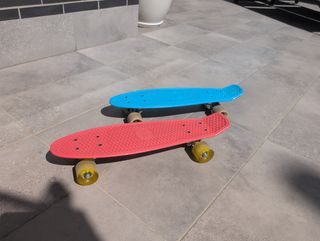 Monopatín infantil azul y rojo