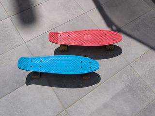 Monopatín infantil azul y rojo