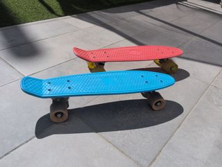 Monopatín infantil azul y rojo