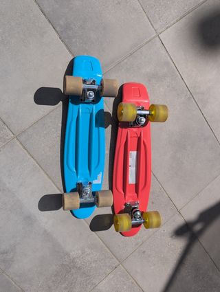 Monopatín infantil azul y rojo