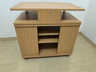 Mesa TV con plataforma móvil