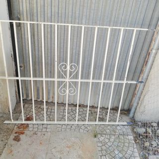 Reja de metal blanca con diseño de corazón
