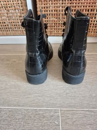Botines negros charol