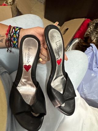 Zapatos de tacón plateados y negros