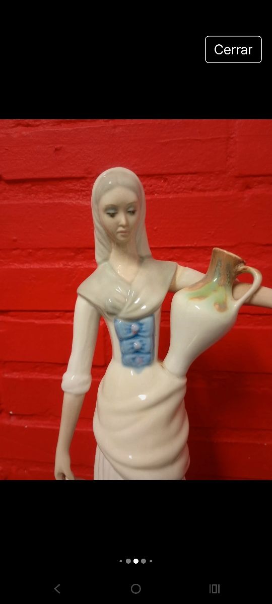 Figura de porcelana mujer con cántaro de Segra