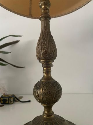 Lámpara de mesa dorada antigua