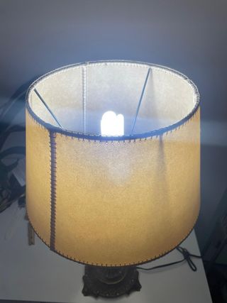 Lámpara de mesa dorada antigua