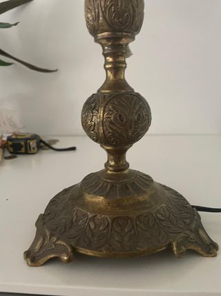 Lámpara de mesa dorada antigua
