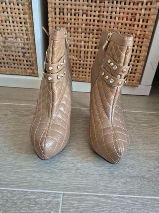 Botines de tacón con tachuelas