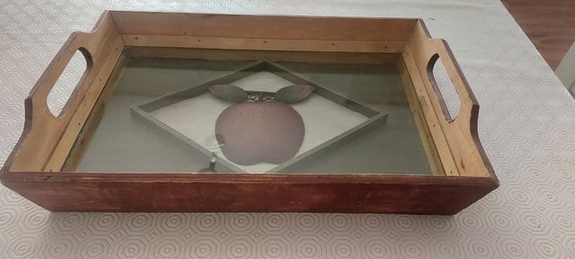 Bandeja de madera con manzana decorativa