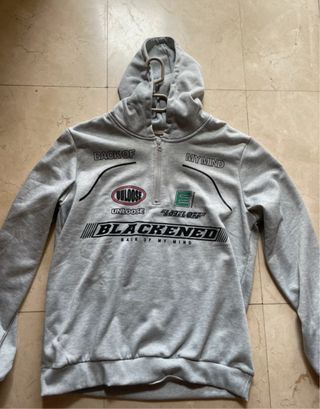 Sudadera gris con capucha y cremallera