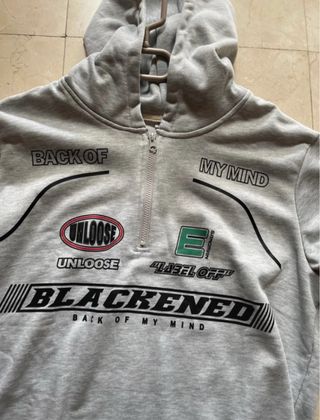 Sudadera gris con capucha y cremallera