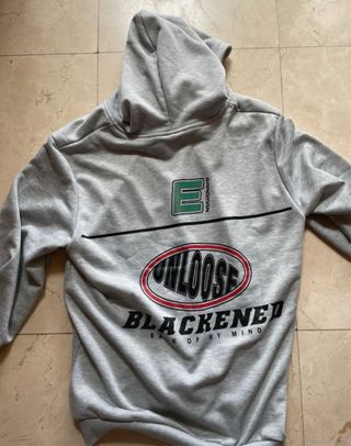 Sudadera gris con capucha y cremallera