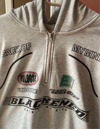 Sudadera gris con capucha y cremallera