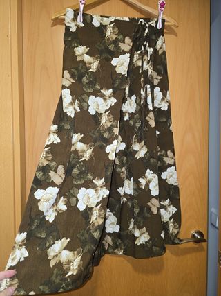 Falda midi floral marrón