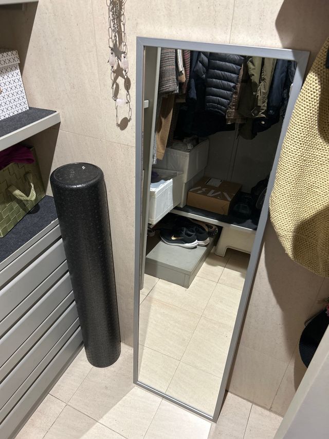 Specchio con cornice metallica grigia