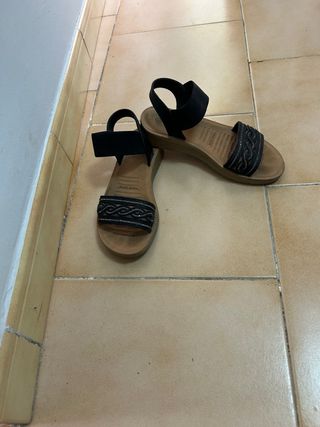 Chanclas de mujer negras y doradas