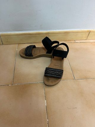Chanclas de mujer negras y doradas